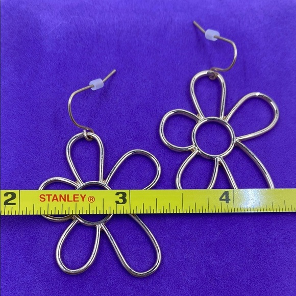 💛 Classic Gold Plated Flower Earrings - Picture 3 of 5
